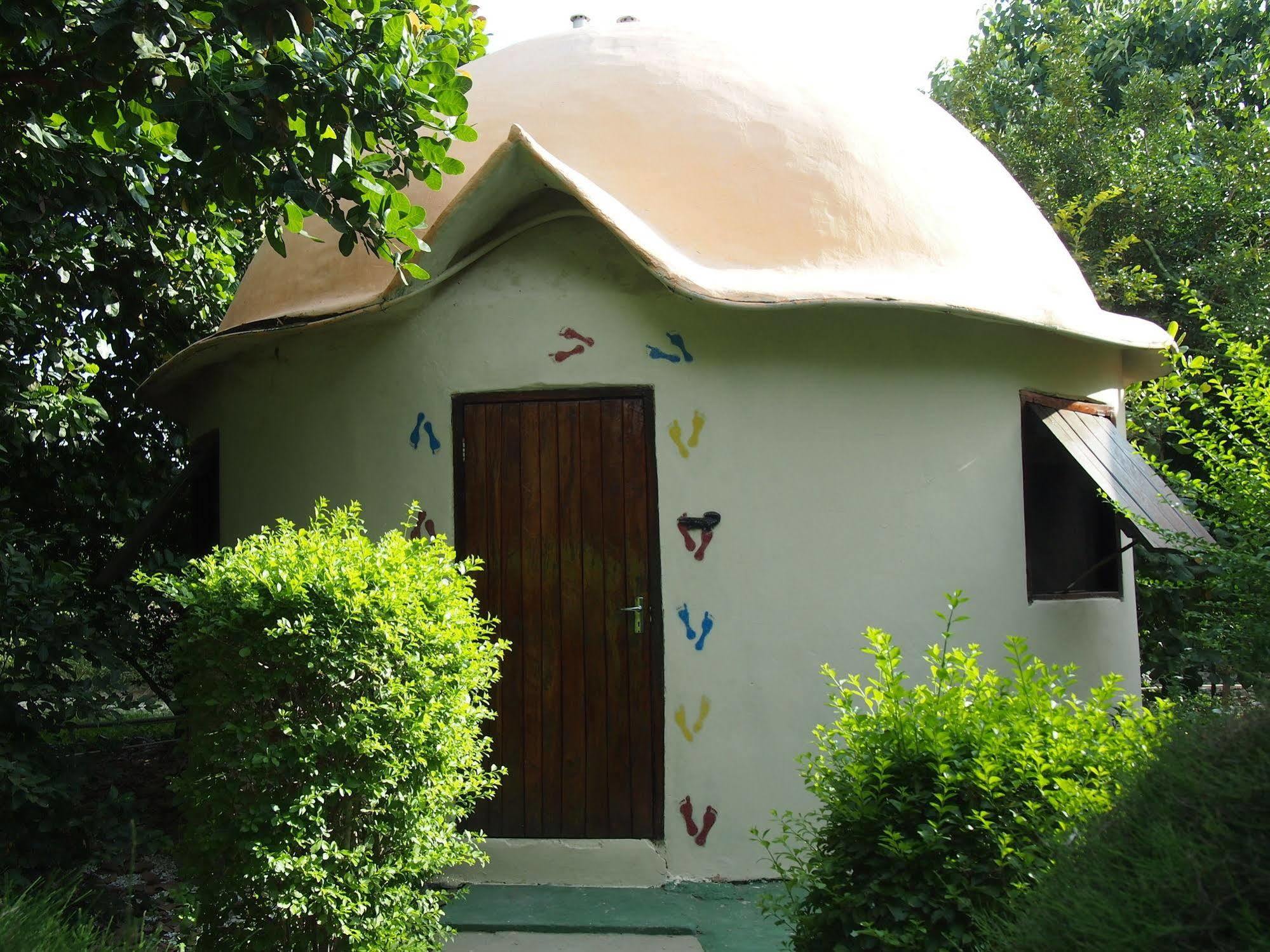 Footsteps Eco-Lodge Gunjur ภายนอก รูปภาพ